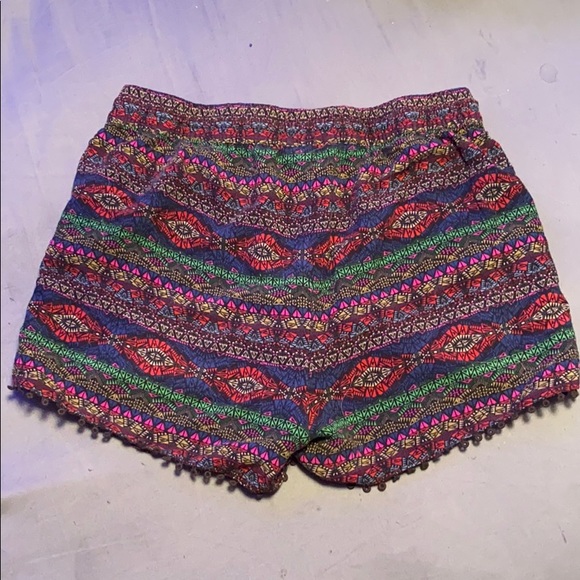 Patterned, loose fitting, shorts. - Picture 2 of 2